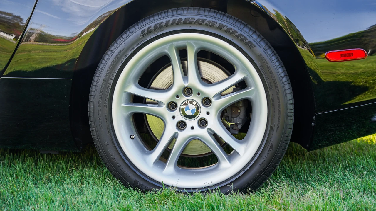 2002 BMW Z8 - Image 29 of 31