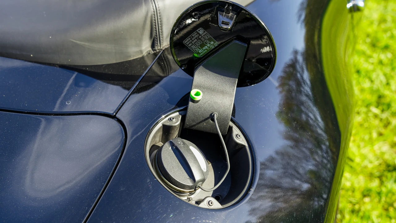 2002 BMW Z8 - Image 25 of 31
