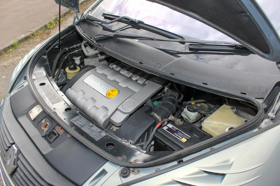 2002 Renault - Image 9 of 30