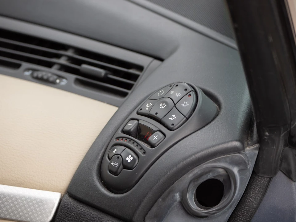 2002 Renault - Image 28 of 30