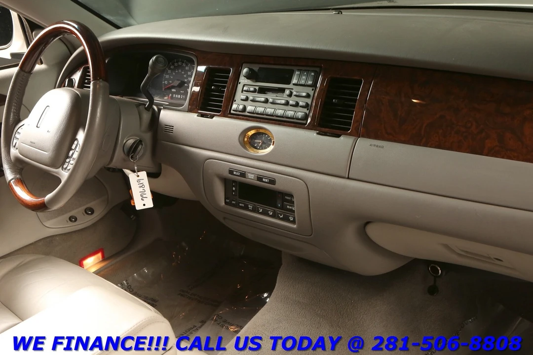 2002 Lincoln Town Car - Image 18 of 21
