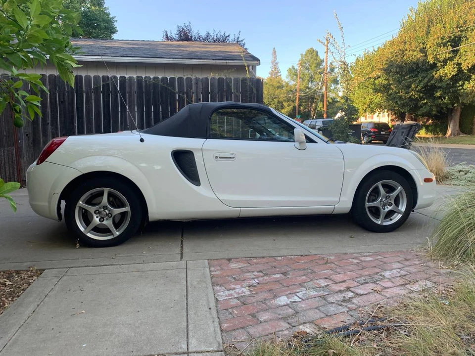 2002 Toyota MR2 Spyder/MR-S - Image 2 of 13