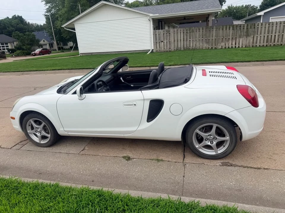 2002 Toyota MR2 Spyder/MR-S - Image 16 of 19