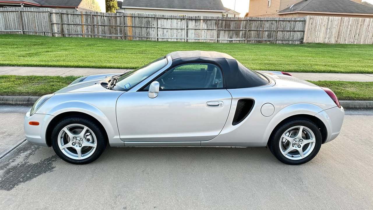 2002 Toyota MR2 Spyder/MR-S - Image 18 of 31