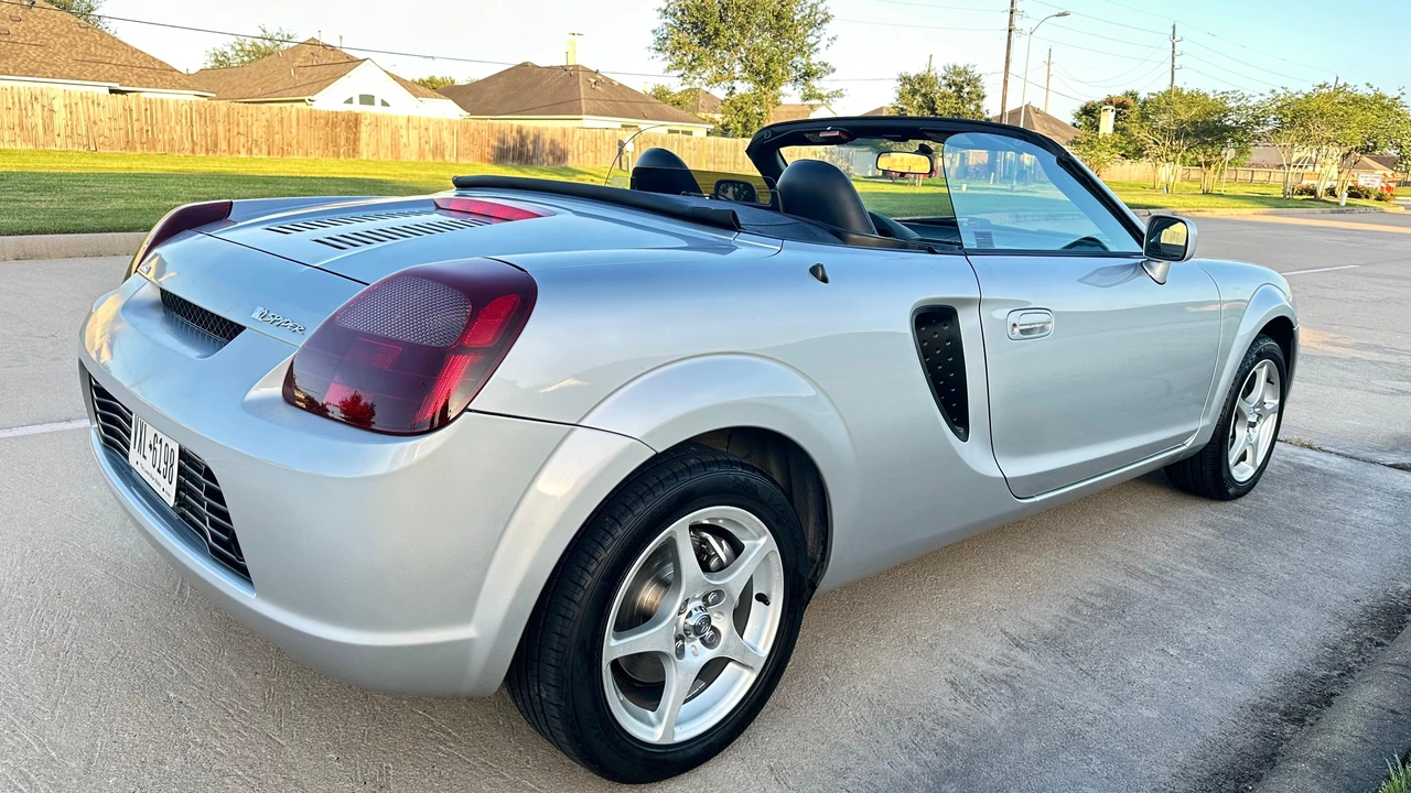 2002 Toyota MR2 Spyder/MR-S - Image 11 of 31