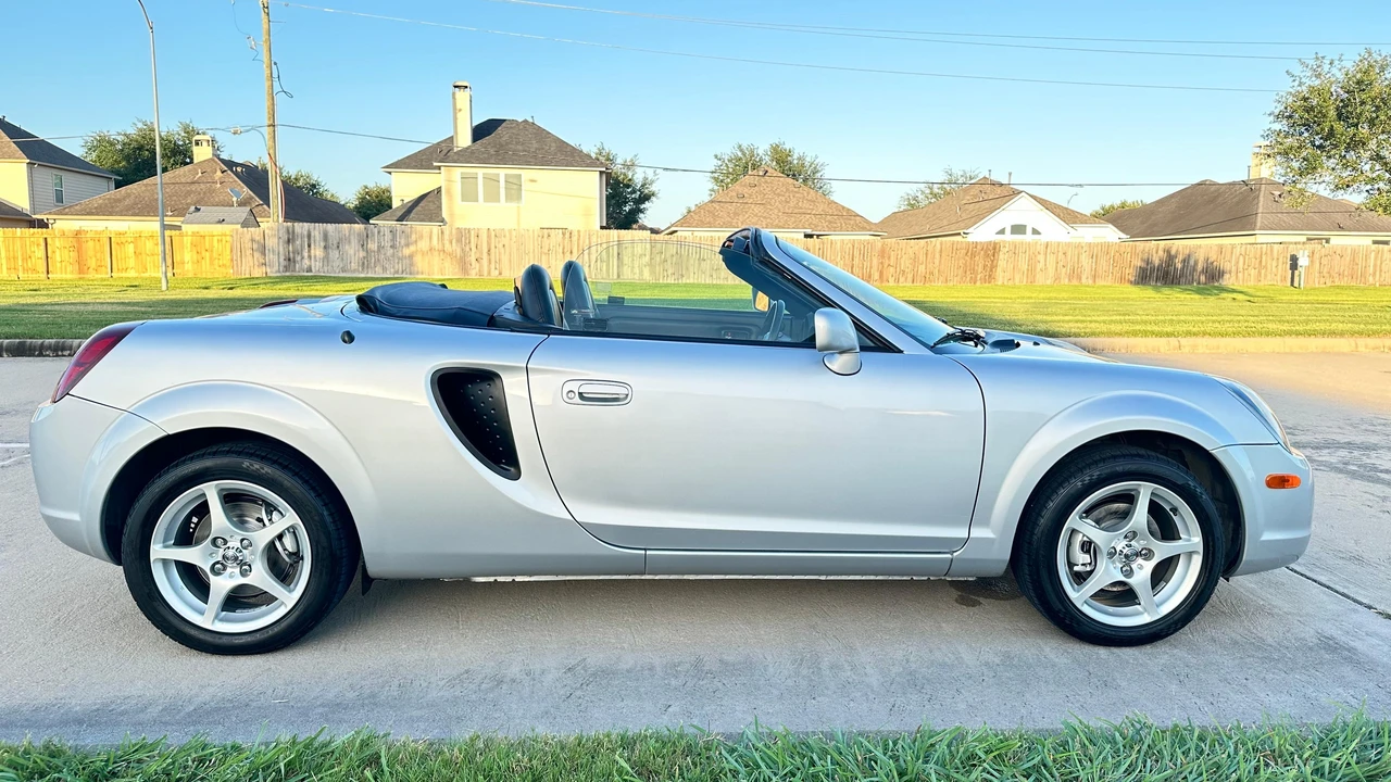 2002 Toyota MR2 Spyder/MR-S - Image 13 of 31