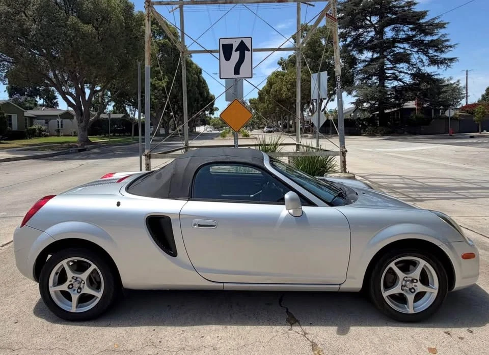 2002 Toyota MR2 Spyder/MR-S - Image 2 of 11