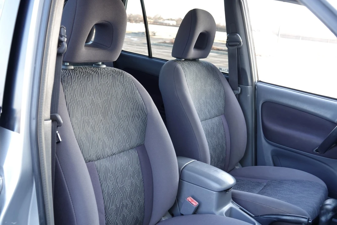 2002 Toyota RAV4 2nd Gen - Image 4 of 8