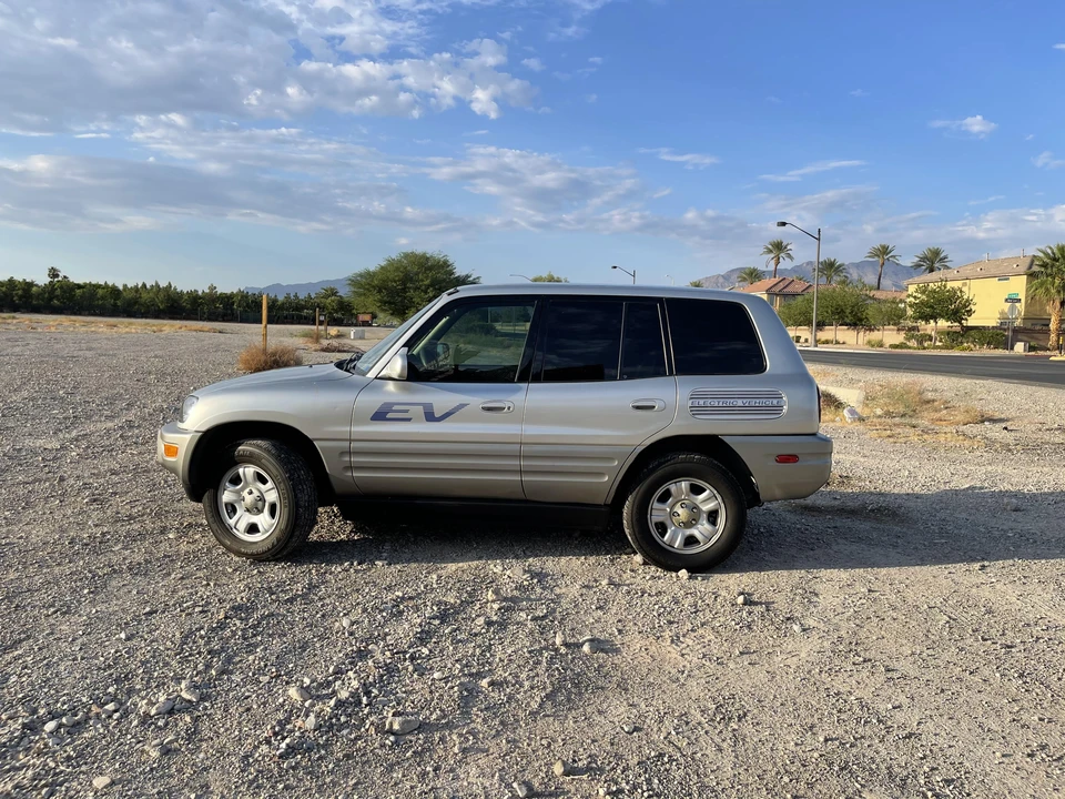 2002 Toyota RAV4 2nd Gen - Image 6 of 31