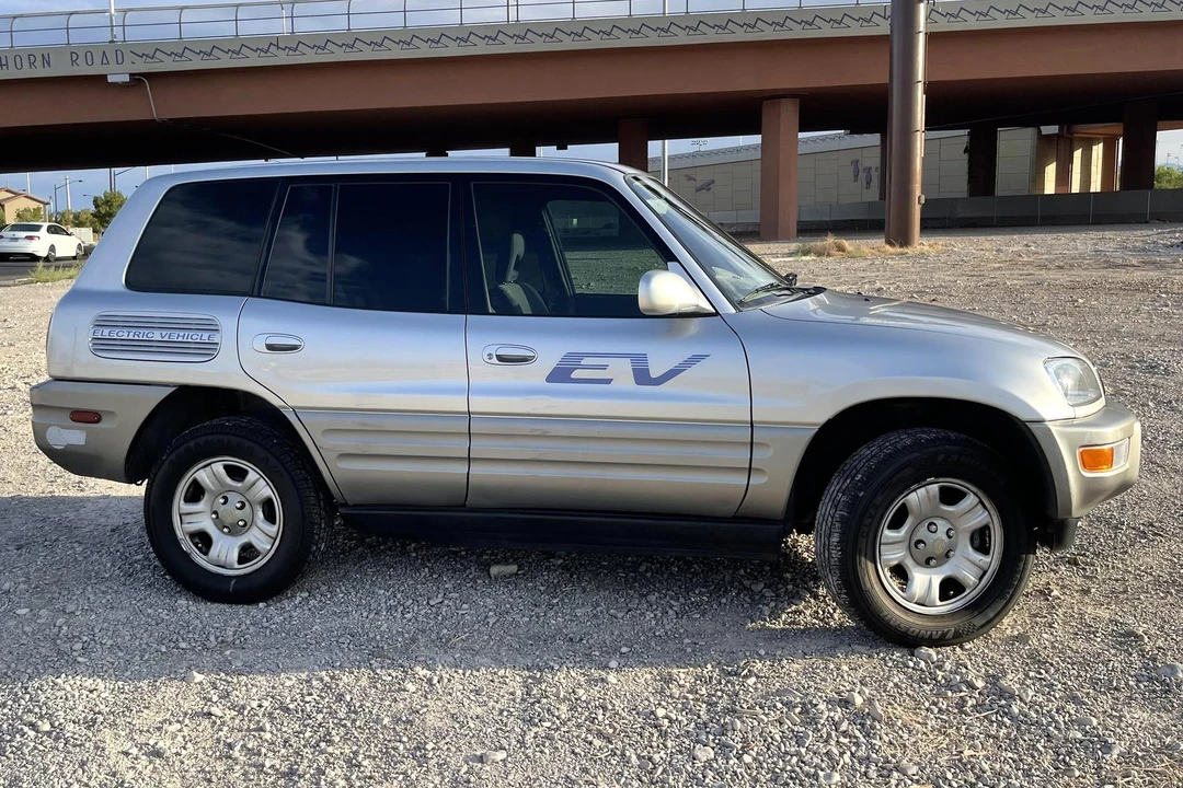 2002 Toyota RAV4 2nd Gen - Image 3 of 31
