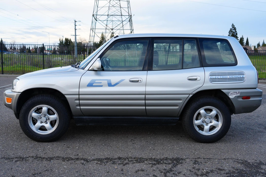 2002 Toyota RAV4 2nd Gen - Image 3 of 31