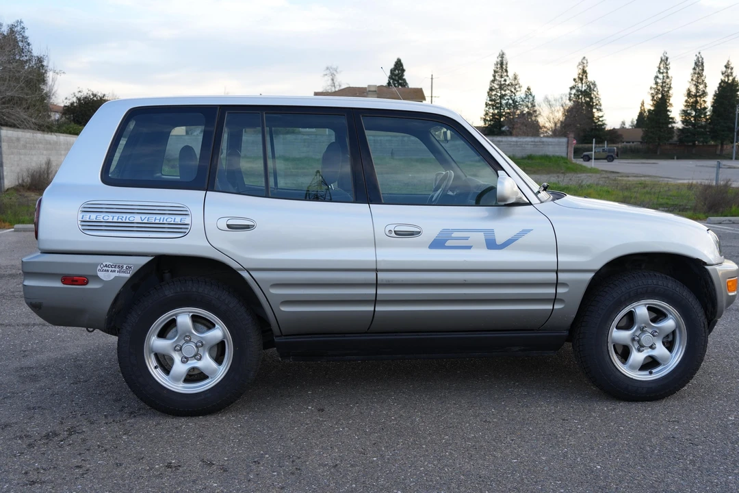 2002 Toyota RAV4 2nd Gen - Image 11 of 31