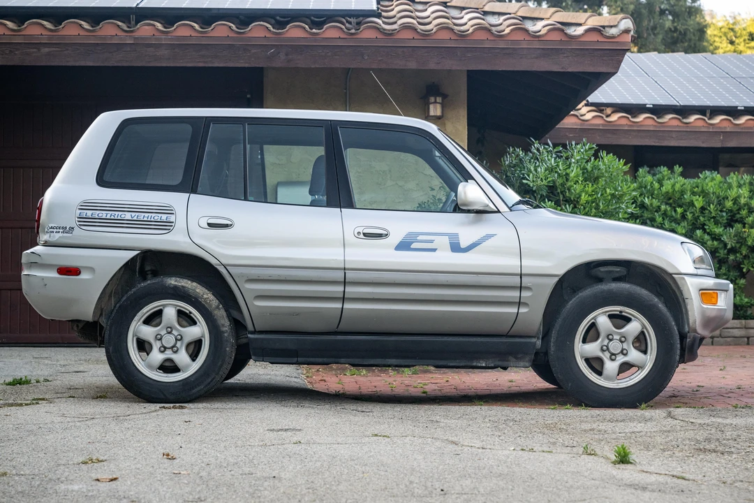 2002 Toyota RAV4 2nd Gen - Image 3 of 31