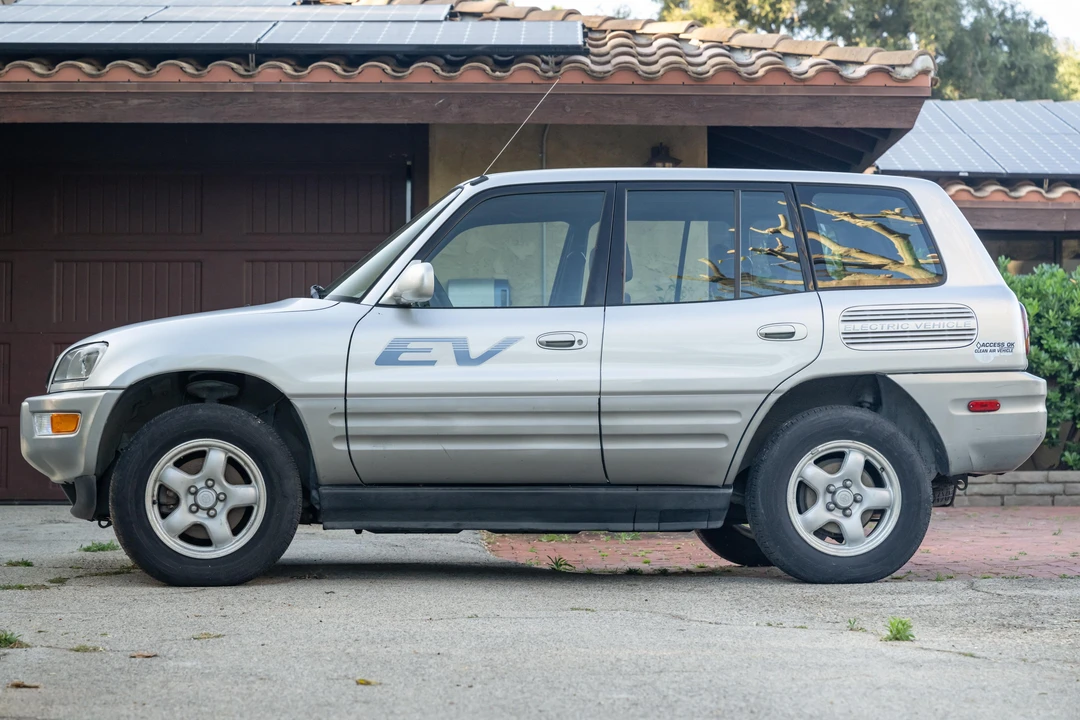 2002 Toyota RAV4 2nd Gen - Image 9 of 31