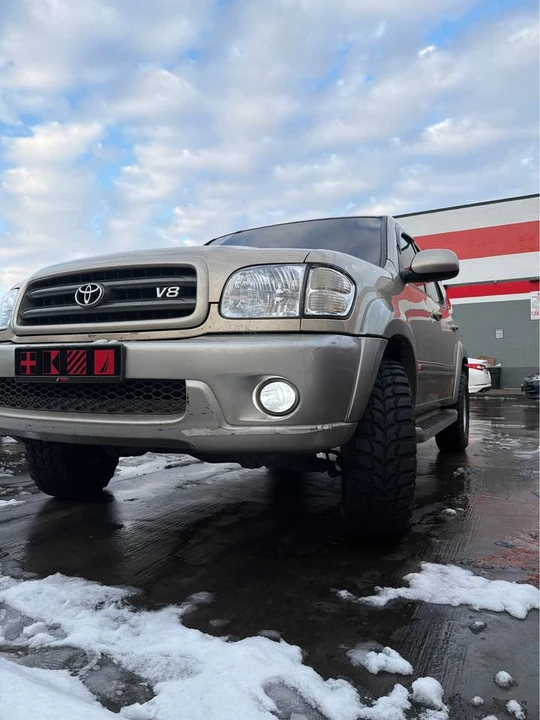 2002 Toyota Sequoia 1st Gen - Image 2 of 8