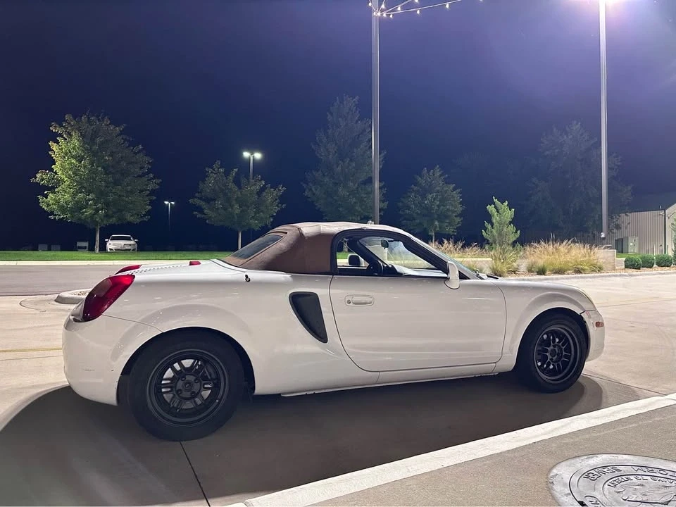 2002 Toyota MR2 Spyder/MR-S - Image 16 of 17