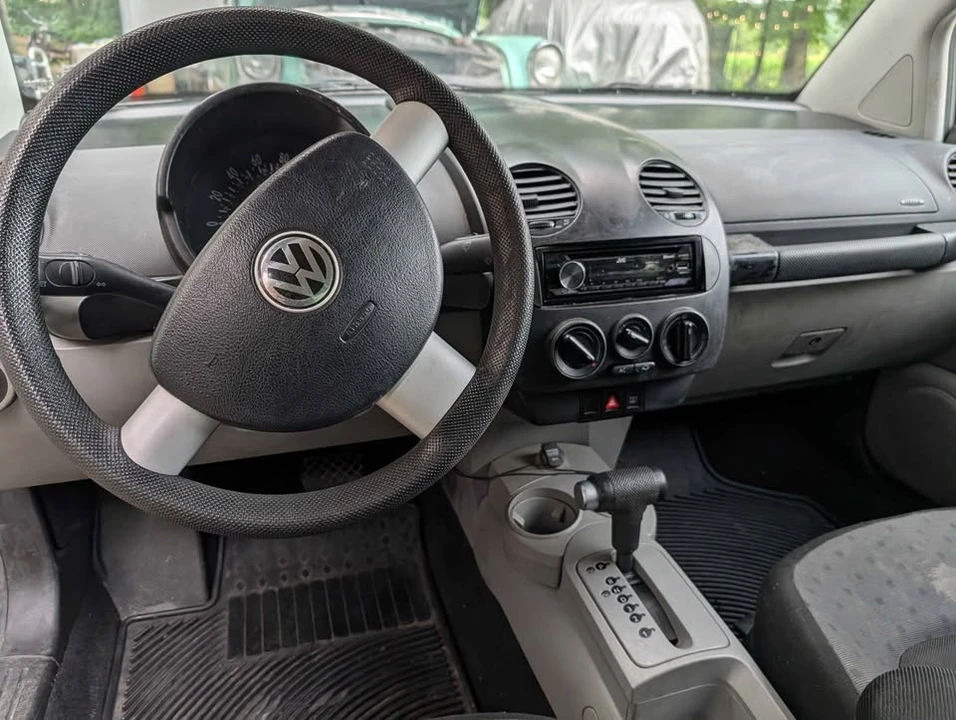 2002 Volkswagen New Beetle - Image 7 of 8