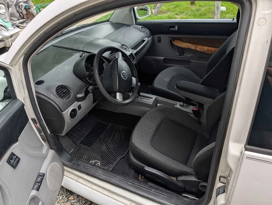 2002 Volkswagen New Beetle - Image 5 of 8