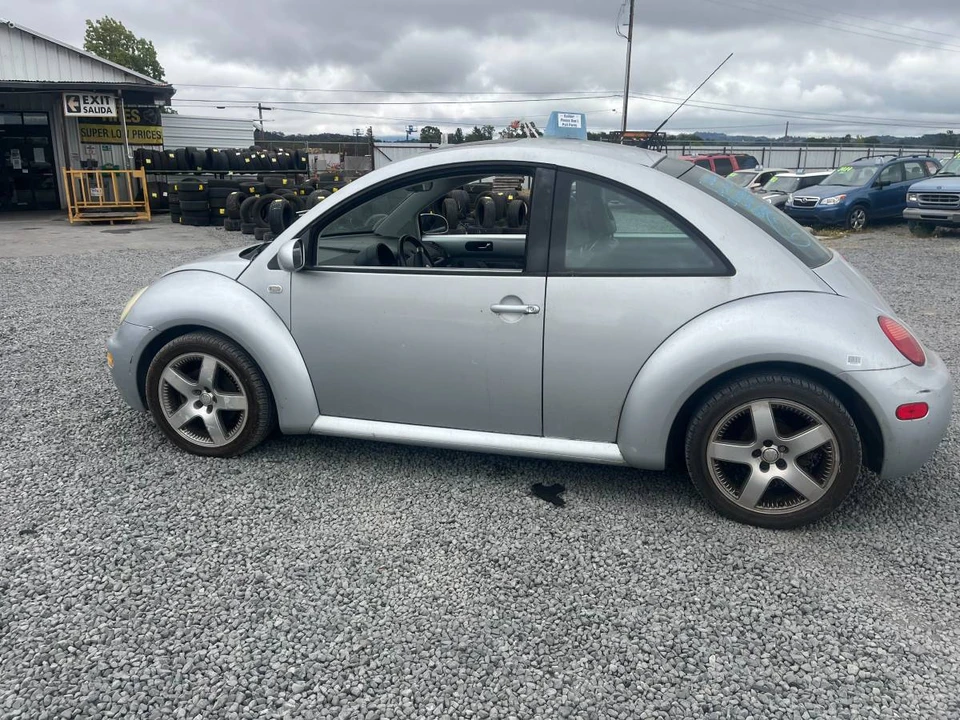 2002 Volkswagen New Beetle - Image 4 of 8