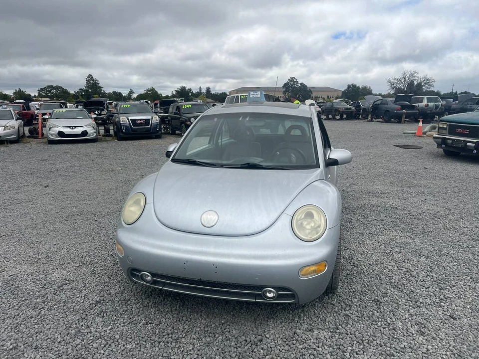 2002 Volkswagen New Beetle - Image 2 of 8