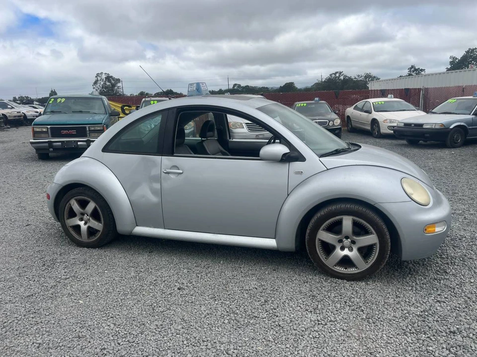 2002 Volkswagen New Beetle - Image 8 of 8