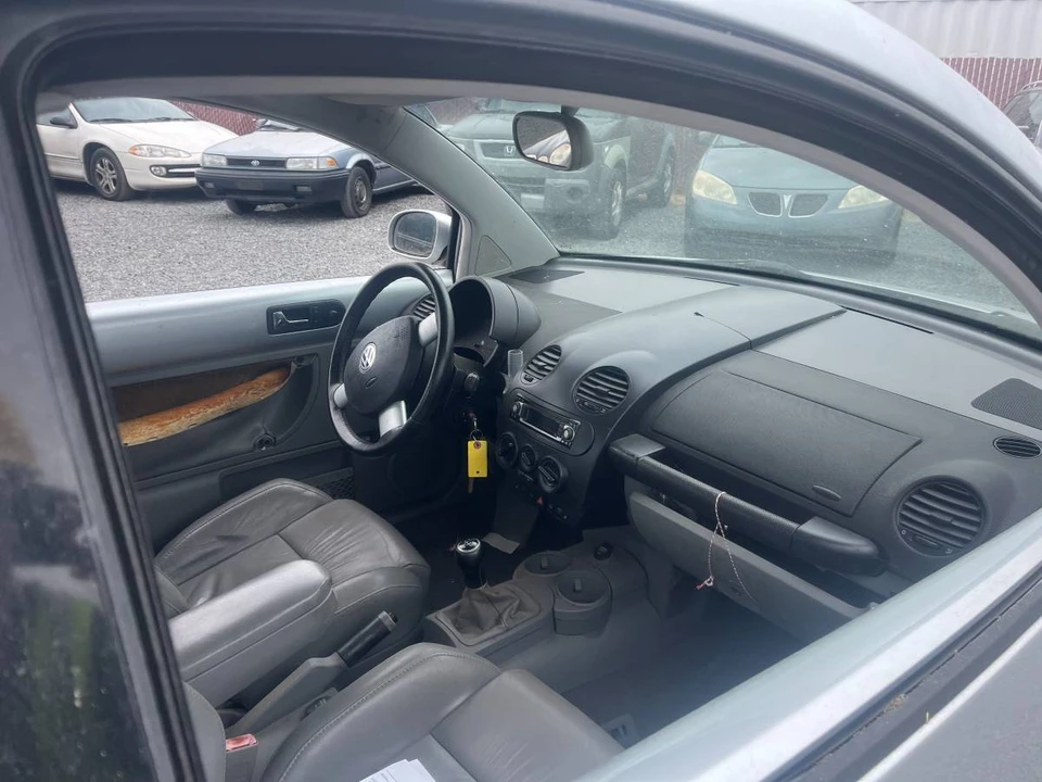 2002 Volkswagen New Beetle - Image 6 of 8