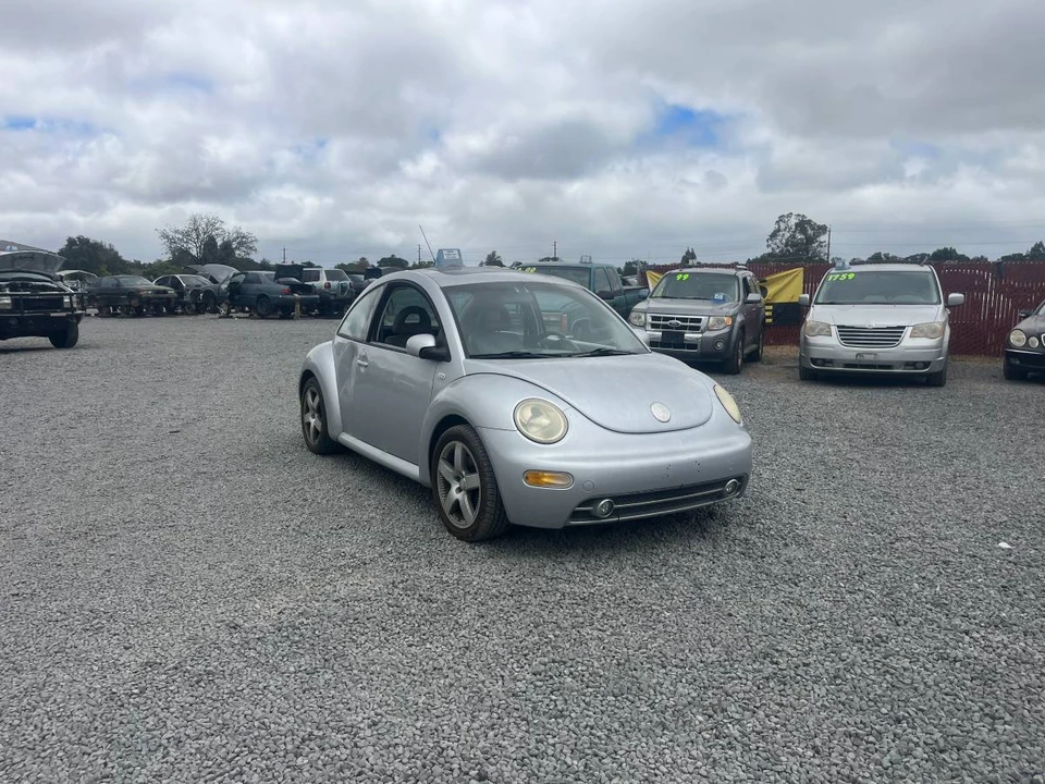 2002 Volkswagen New Beetle - Image 7 of 8