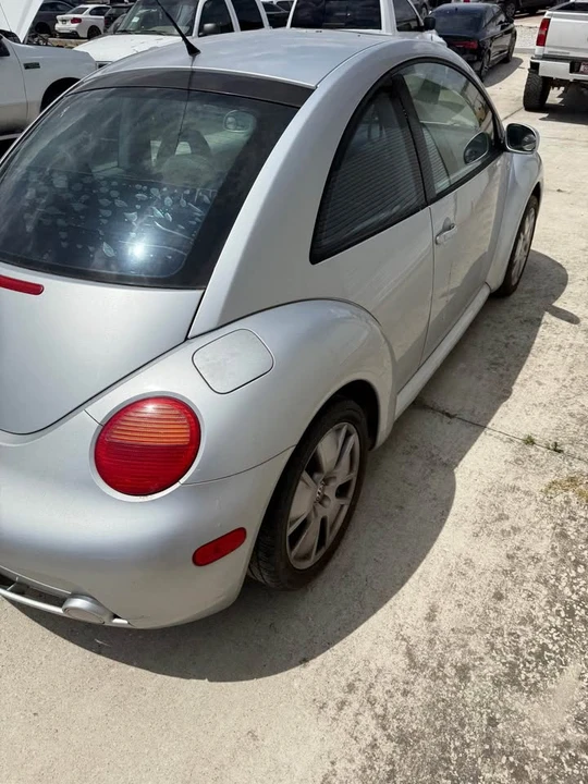 2002 Volkswagen New Beetle - Image 5 of 14