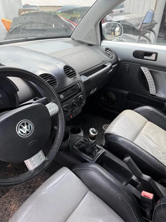 2002 Volkswagen New Beetle - Image 8 of 14