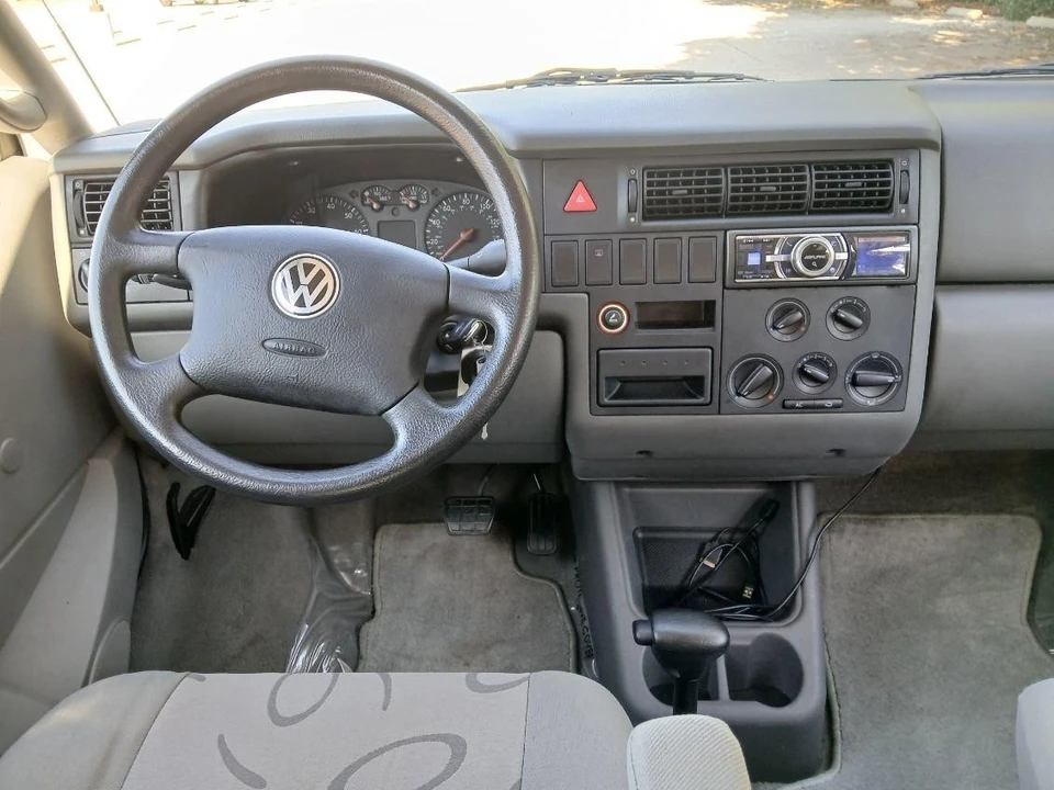 2002 Volkswagen EuroVan - Image 16 of 21