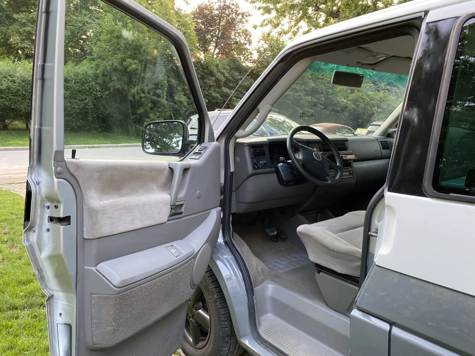 2002 Volkswagen EuroVan - Image 25 of 31