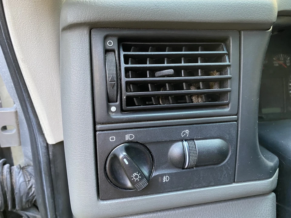 2002 Volkswagen EuroVan - Image 29 of 31
