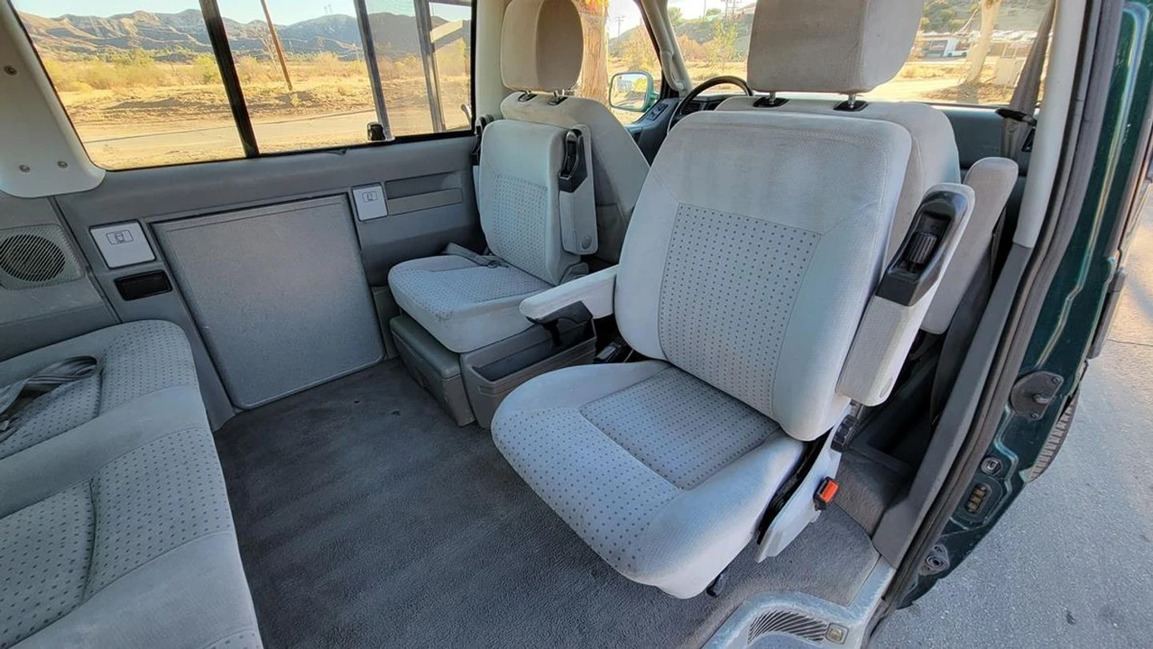 2002 Volkswagen EuroVan - Image 17 of 21