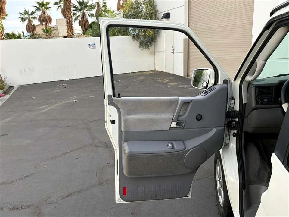 2002 Volkswagen EuroVan - Image 13 of 31