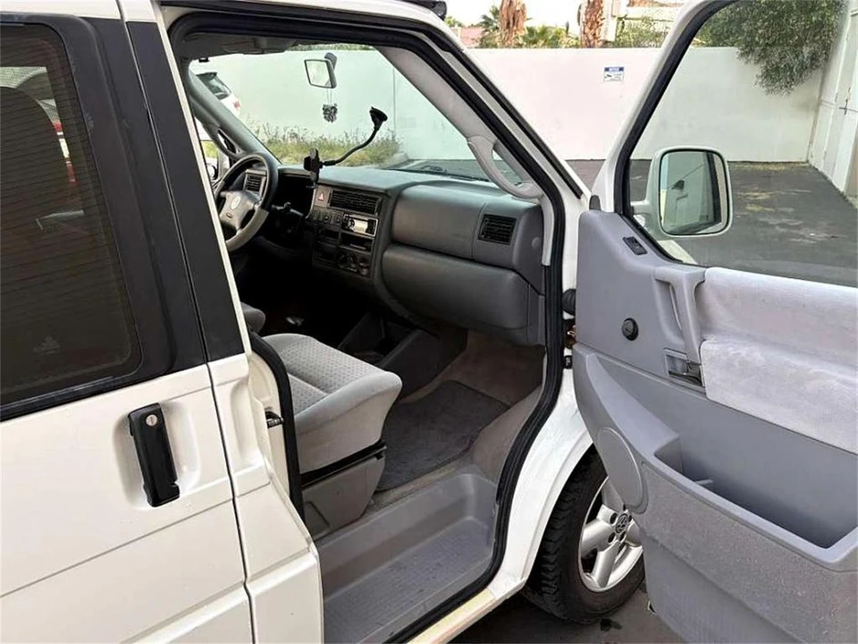 2002 Volkswagen EuroVan - Image 19 of 31