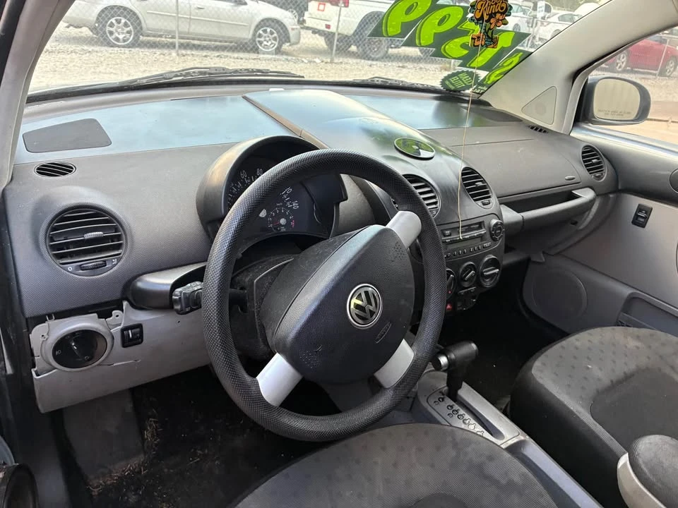 2002 Volkswagen New Beetle - Image 8 of 9