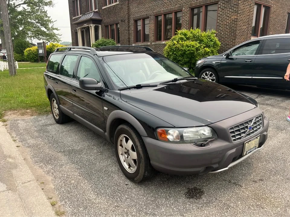 2002 Volvo V70 2nd Gen - Image 2 of 4