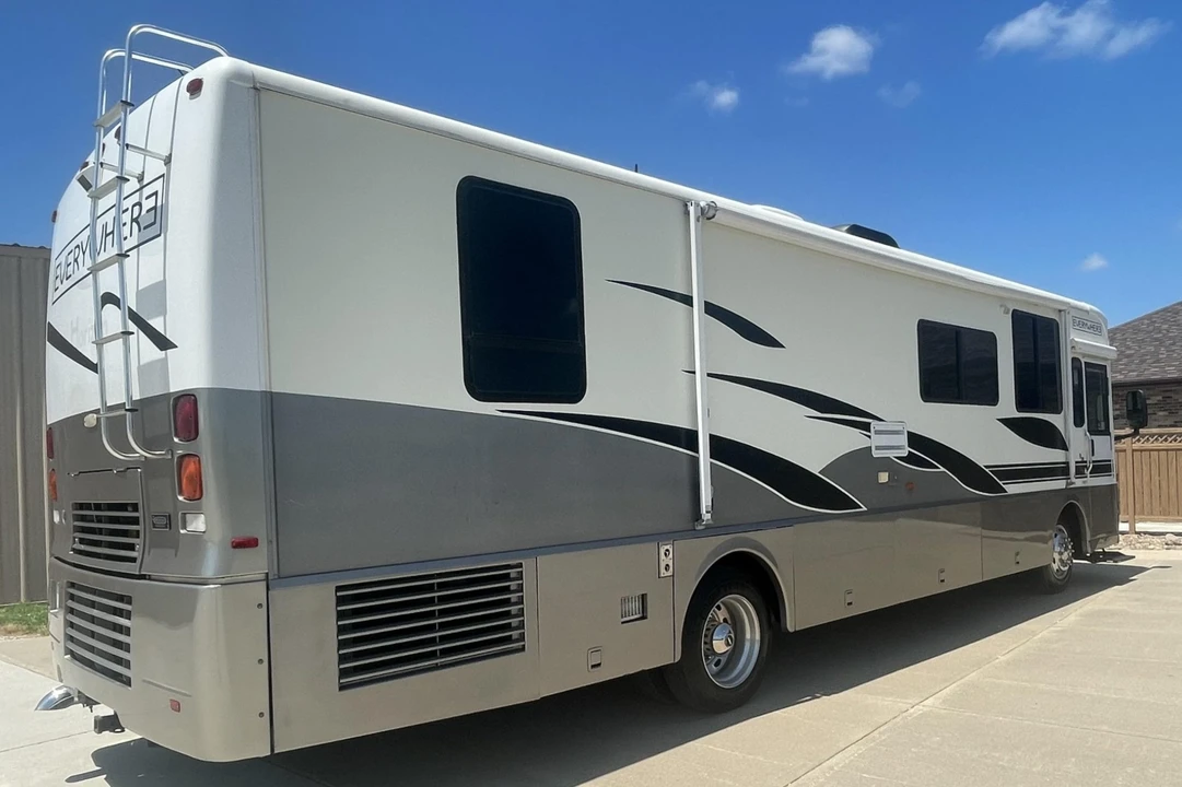 2002 Winnebago - Image 2 of 12