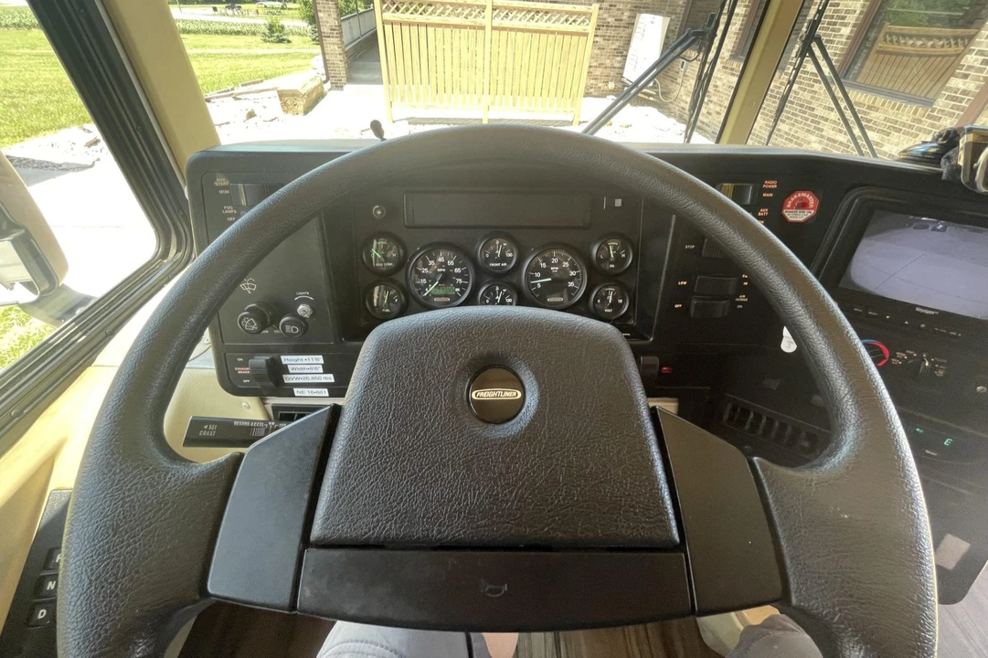 2002 Winnebago - Image 8 of 12