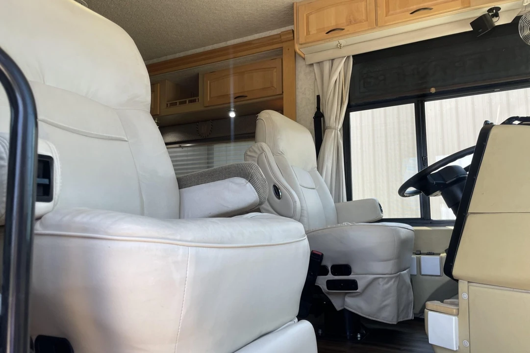 2002 Winnebago - Image 7 of 12