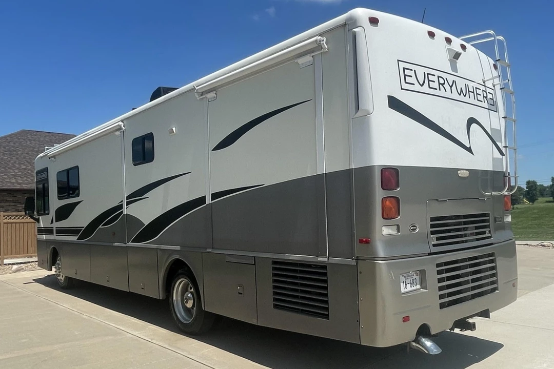 2002 Winnebago - Image 3 of 12