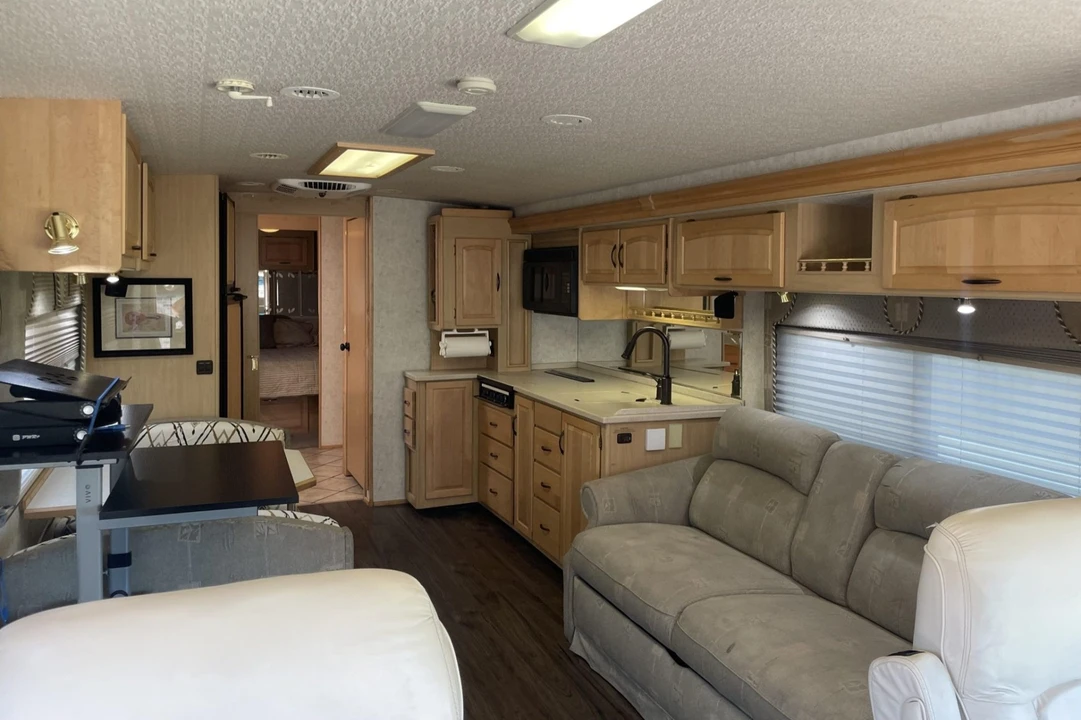 2002 Winnebago - Image 4 of 12