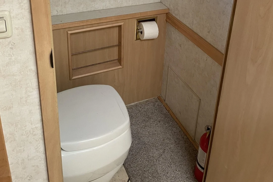 2002 Winnebago - Image 5 of 12