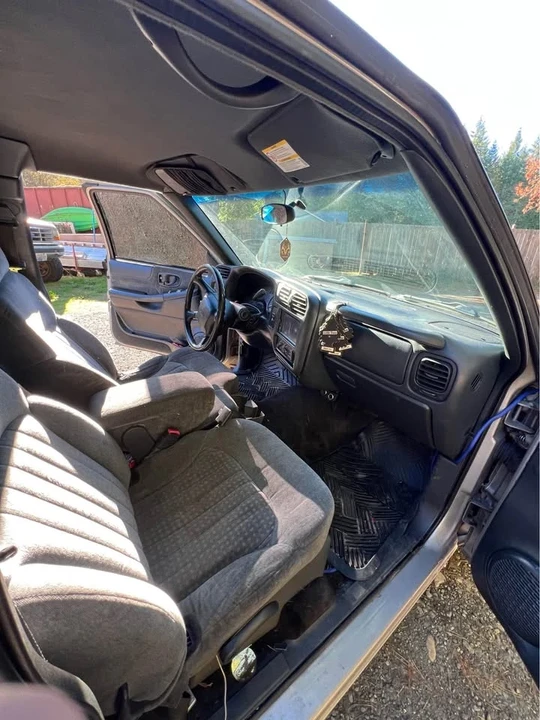 2002 Chevrolet S-10 - Image 2 of 8