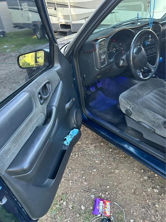 2002 Chevrolet S-10 - Image 7 of 9