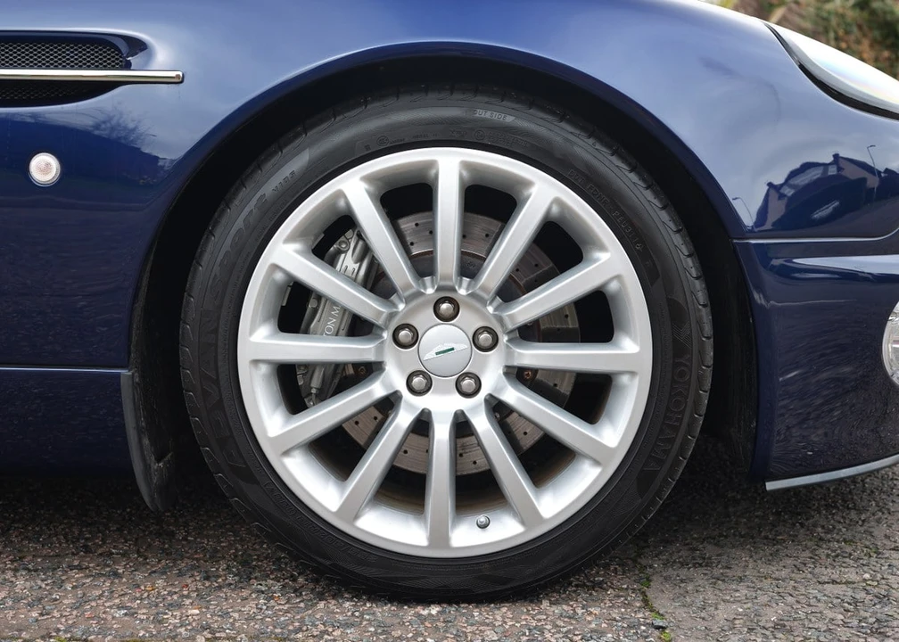 2003 Aston Martin Vanquish 1st Gen - Image 16 of 30