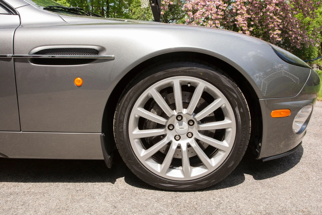 2003 Aston Martin Vanquish 1st Gen - Image 27 of 31