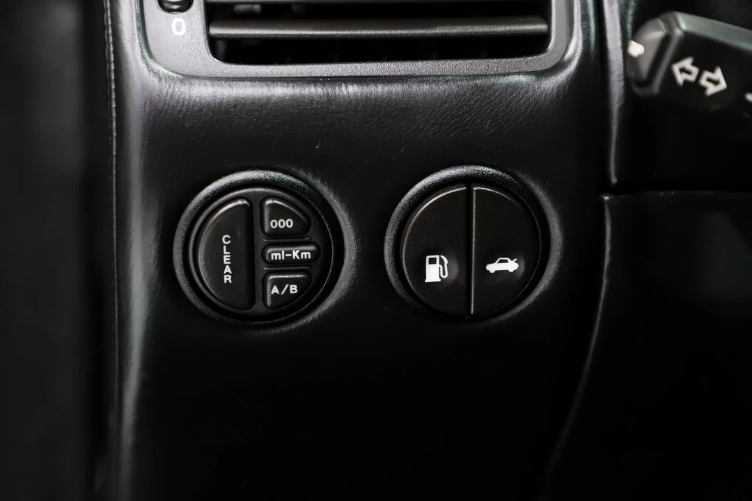 2003 Aston Martin Vanquish 1st Gen - Image 23 of 31
