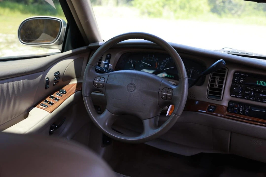 2003 Buick Park Avenue - Image 28 of 31