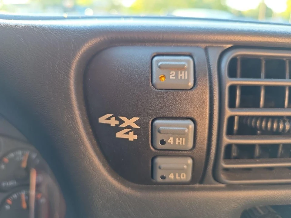 2003 Chevrolet S-10 - Image 10 of 12